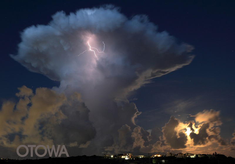 The 21st 雷写真コンテスト受賞作品 Fine Work -Lightning and cumulonimbus clouds hiding the famous moon-